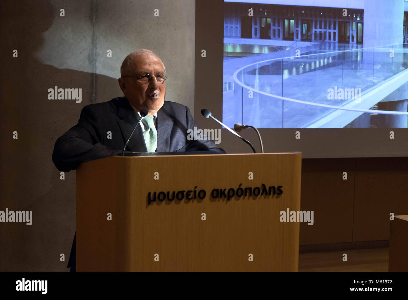 Athen, Griechenland. 25 Feb, 2018. Direktor der Akropolis Museum Prof. Dimitris Pantermalis stellt die temporäre Ausstellung "Eleusis, die großen Geheimnisse' an das Akropolis-Museum in Athen, Griechenland, am 13.02.25., 2018. Eine neue temporäre Ausstellung widmet sich der Elefsinian Geheimnisse im Acropolis Museum in der griechischen Hauptstadt am Montag geöffnet, Besucher mit auf eine Reise zurück zu einer der wichtigsten religiösen Stätten des antiken Griechenland, die ein Geheimnis durch die Jahrhunderte geblieben. Credit: Lefteris Partsalis/Xinhua/Alamy leben Nachrichten Stockfoto