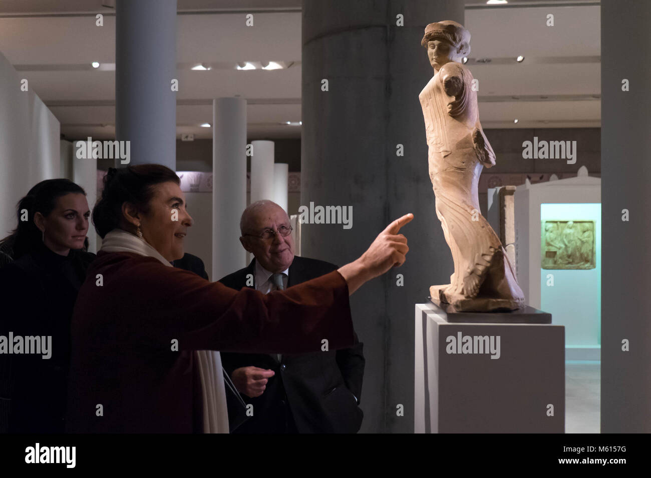 Athen, Griechenland. 25 Feb, 2018. Die griechische Kultur Minister Lydia Koniordou (C) Besuche der temporären Ausstellung "Eleusis, die großen Geheimnisse' an das Akropolis-Museum in Athen, Griechenland, am 13.02.25., 2018. Eine neue temporäre Ausstellung widmet sich der Elefsinian Geheimnisse im Acropolis Museum in der griechischen Hauptstadt am Montag geöffnet, Besucher mit auf eine Reise zurück zu einer der wichtigsten religiösen Stätten des antiken Griechenland, die ein Geheimnis durch die Jahrhunderte geblieben. Credit: Lefteris Partsalis/Xinhua/Alamy leben Nachrichten Stockfoto