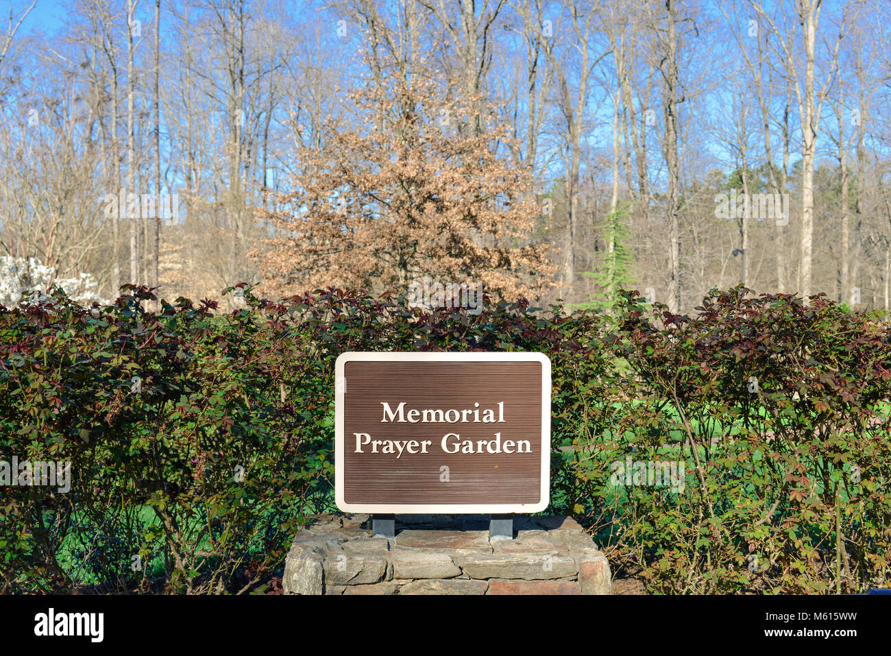 Charlotte, NC, USA. 27 Feb, 2018. Besucher Linie um die schöne Billy Graham Library Campus, um ihren Respekt zu der Reverend, der am 21. Februar 2018 starb zu bezahlen. Rev. Graham's Beerdigung wird am Freitag auftreten, gefolgt von einer Grabstätte Service. Er wird neben seiner Frau Ruth im Gebet Garten an der Billy Graham Library in Charlotte begraben werden. Credit: Schloss Bilder/Alamy Leben Nachrichten. Stockfoto