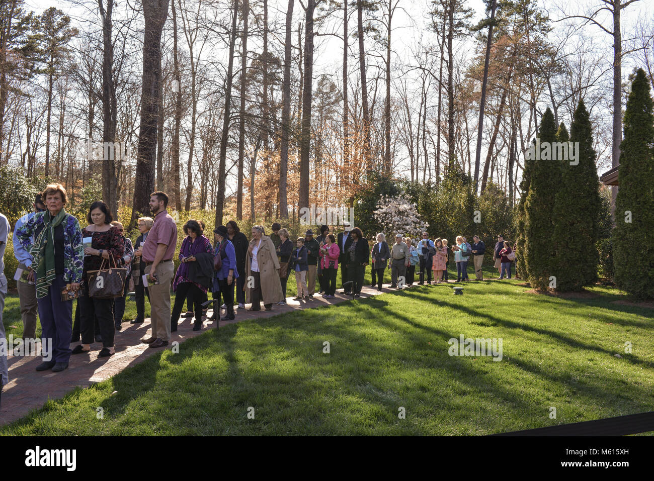 Charlotte, NC, USA. 27 Feb, 2018. Besucher Linie um die schöne Billy Graham Library Campus, um ihren Respekt zu der Reverend, der am 21. Februar 2018 starb zu bezahlen. Rev. Graham's Beerdigung wird am Freitag auftreten, gefolgt von einer Grabstätte Service. Er wird neben seiner Frau Ruth im Gebet Garten an der Billy Graham Library in Charlotte begraben werden. Credit: Schloss Bilder/Alamy Leben Nachrichten. Stockfoto