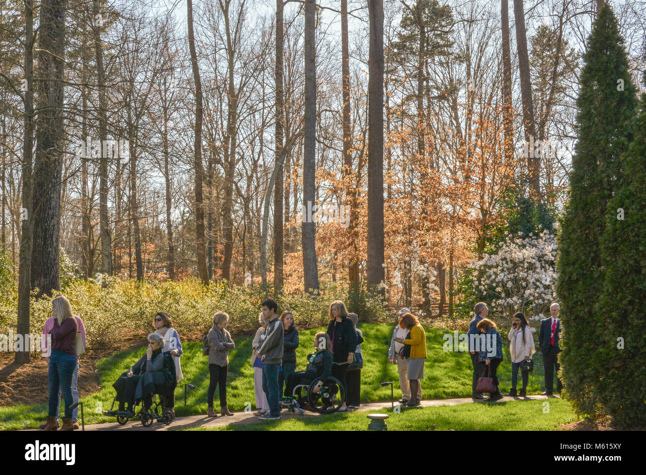 Charlotte, NC, USA. 27 Feb, 2018. Besucher Linie um die schöne Billy Graham Library Campus, um ihren Respekt zu der Reverend, der am 21. Februar 2018 starb zu bezahlen. Rev. Graham's Beerdigung wird am Freitag auftreten, gefolgt von einer Grabstätte Service. Er wird neben seiner Frau Ruth im Gebet Garten an der Billy Graham Library in Charlotte begraben werden. Credit: Schloss Bilder/Alamy Leben Nachrichten. Stockfoto