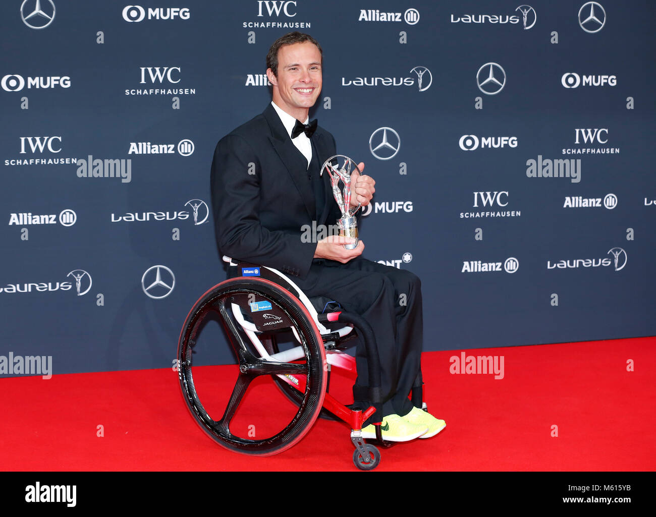 Monaco. 27 Feb, 2018. Schweizer Rollstuhl racer Marcel Hug wirft mit der 'Welt Sportler des Jahres mit einer Behinderung' Award 2018 Laureus World Sports Awards in Monaco, Jan. 27, 2018. Credit: Ihr Pingfan/Xinhua/Alamy leben Nachrichten Stockfoto