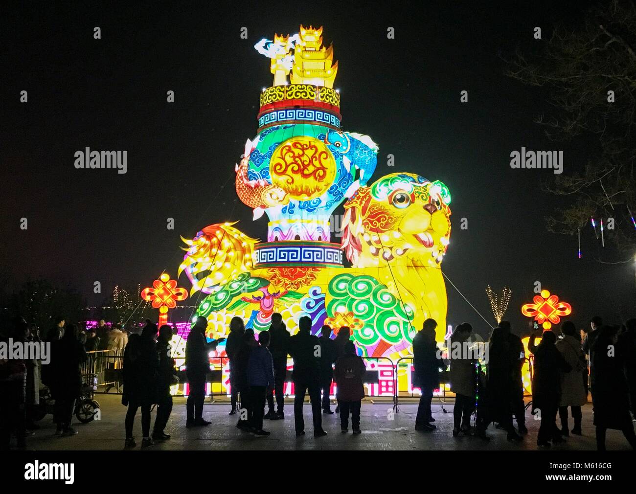 Pingyao, Shanxi Provinz Chinas. 27 Feb, 2018. Touristen besuchen eine  Laterne fair die bevorstehende Laternenfest in Pingyao County, im Norden  der chinesischen Provinz Shanxi, Jan. 27, 2018 zu begrüßen. Die Laterne Fest
