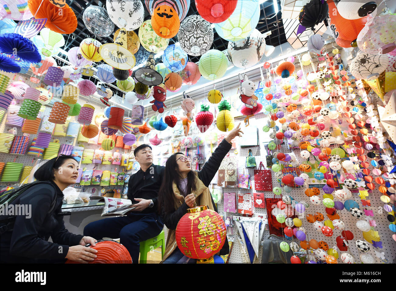 Yiwu, der chinesischen Provinz Zhejiang. 27 Feb, 2018. Ein Geschäftsmann aus Japan wählt Laternen am internationalen Handel Stadt der Chinesischen kleine Ware Stadt in Wuhan, China Zhejiang Provinz, Feb 27, 2018. Die chinesische kleine Ware Stadt öffnete den Markt in Yiwu Dienstag. Quelle: Gong Xianming/Xinhua/Alamy leben Nachrichten Stockfoto