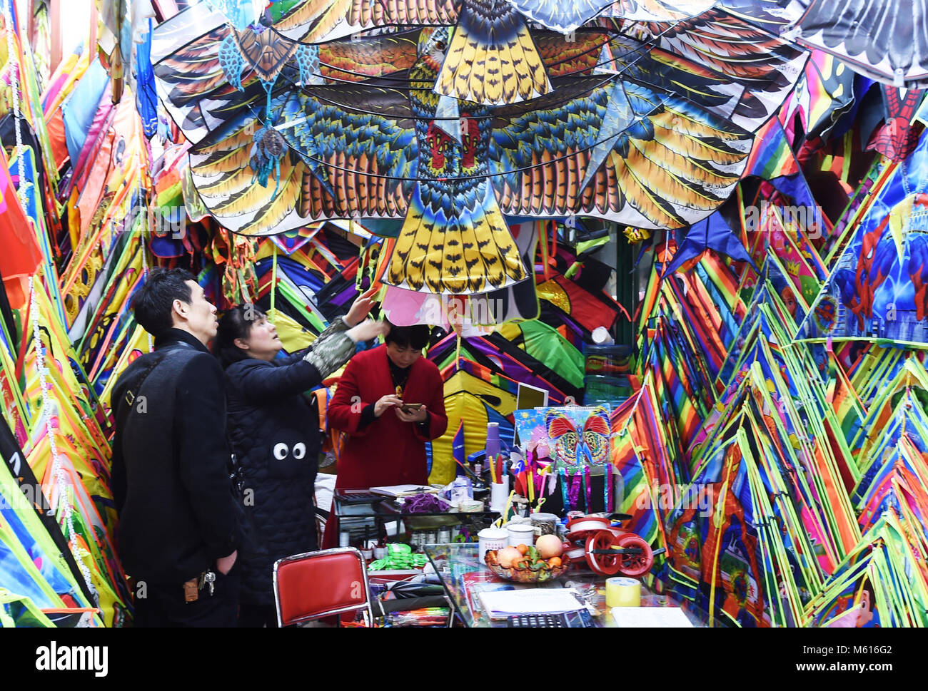 Yiwu, der chinesischen Provinz Zhejiang. 27 Feb, 2018. Ein Geschäftsmann wählt Kites am internationalen Handel Stadt der Chinesischen kleine Ware Stadt in Wuhan, China Zhejiang Provinz, Feb 27, 2018. Die chinesische kleine Ware Stadt öffnete den Markt in Yiwu Dienstag. Quelle: Gong Xianming/Xinhua/Alamy leben Nachrichten Stockfoto