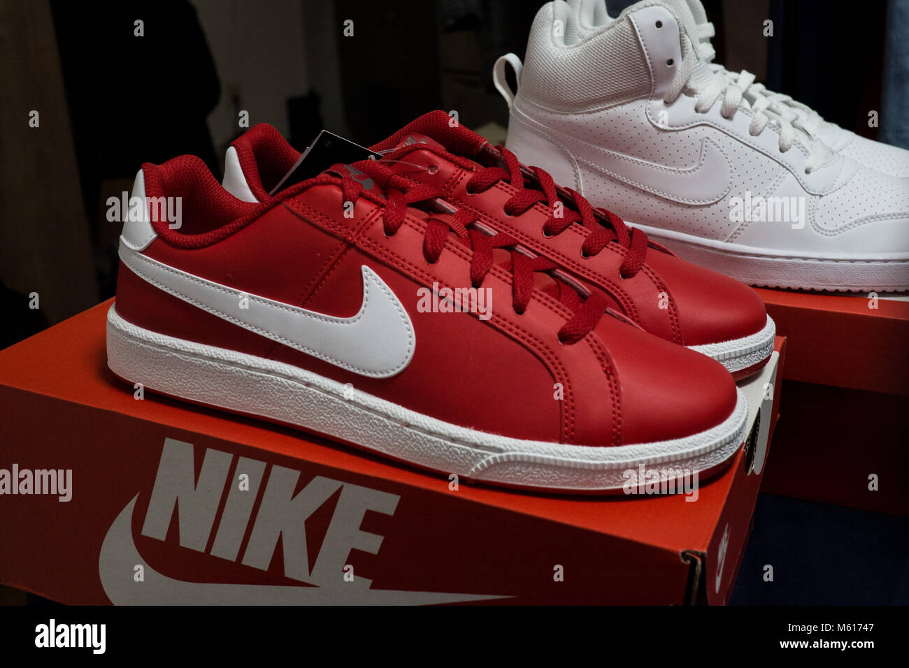 Neue Nike Schuhe frisch aus der Box. Rot Nike Wanderer, Weiß Nike Hi Tops  Stockfotografie - Alamy