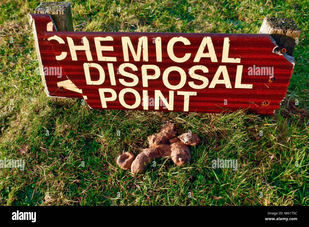 Chemische Entsorgung Punkt Zeichen an einem Caravan- und Campingplatz mit einem Stapel von hundehaufen am Schild! wc Abfälle Stockfoto