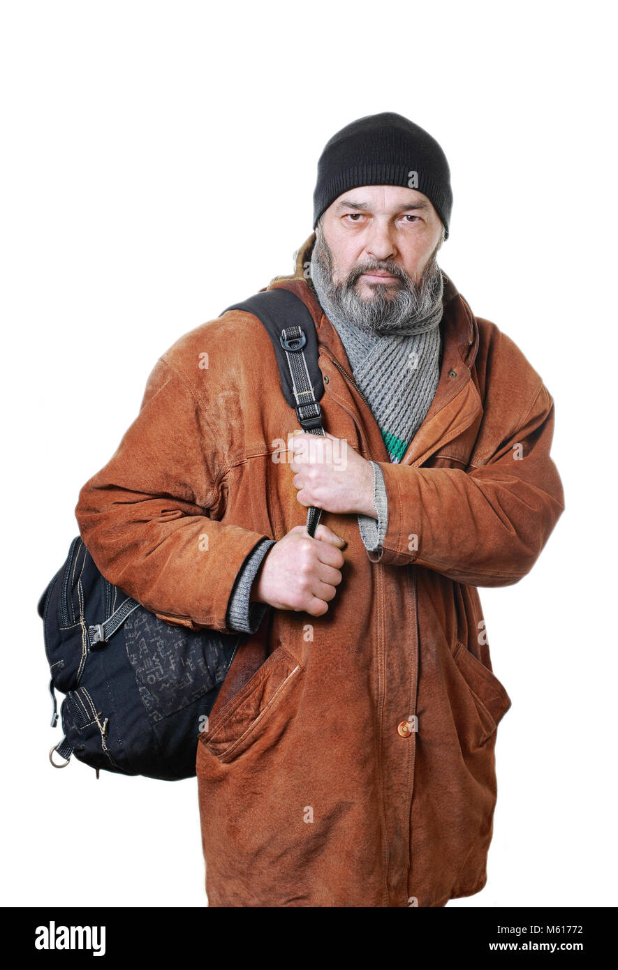 Echter Mann mit Bart in einen Hut und Schal in einer braunen Lederjacke, mit einem Beutel auf weißem Hintergrund Stockfoto