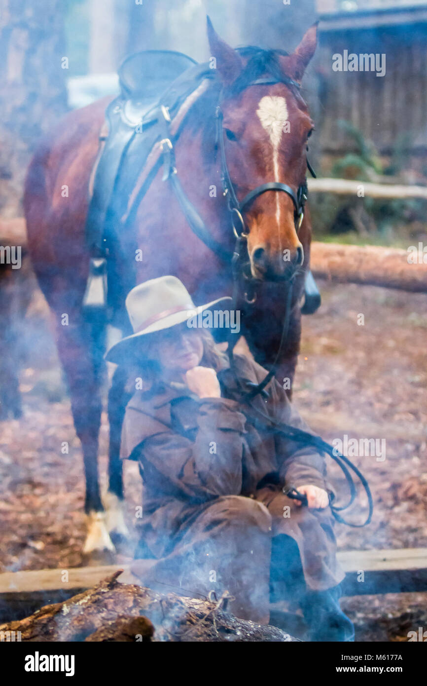 Pferd und Reiter sitzt von smokey Lagerfeuer Stockfoto