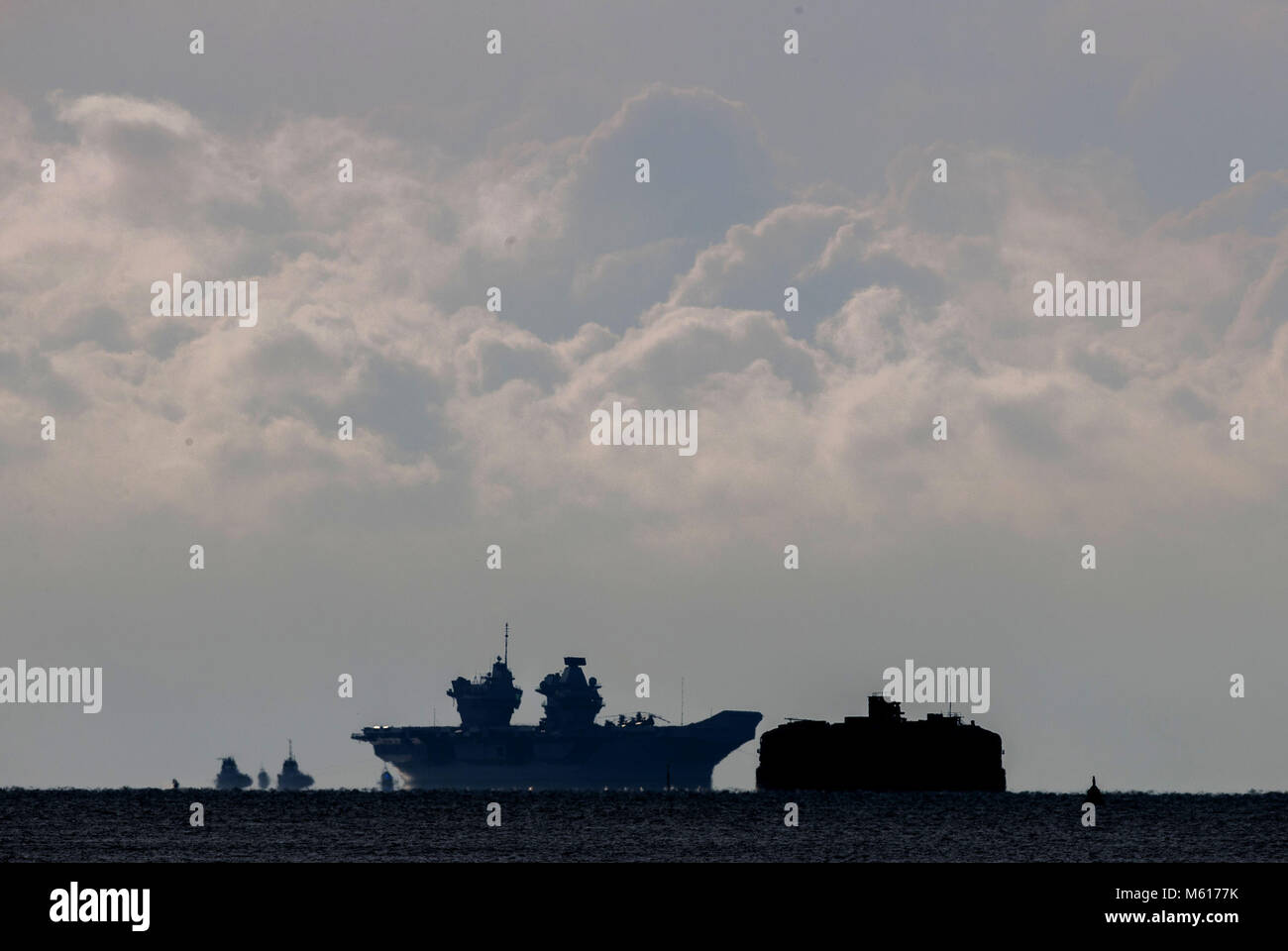 Die HMS Queen Elizabeth kehrt in Portsmouth Harbour nach Meer Studien. Stockfoto