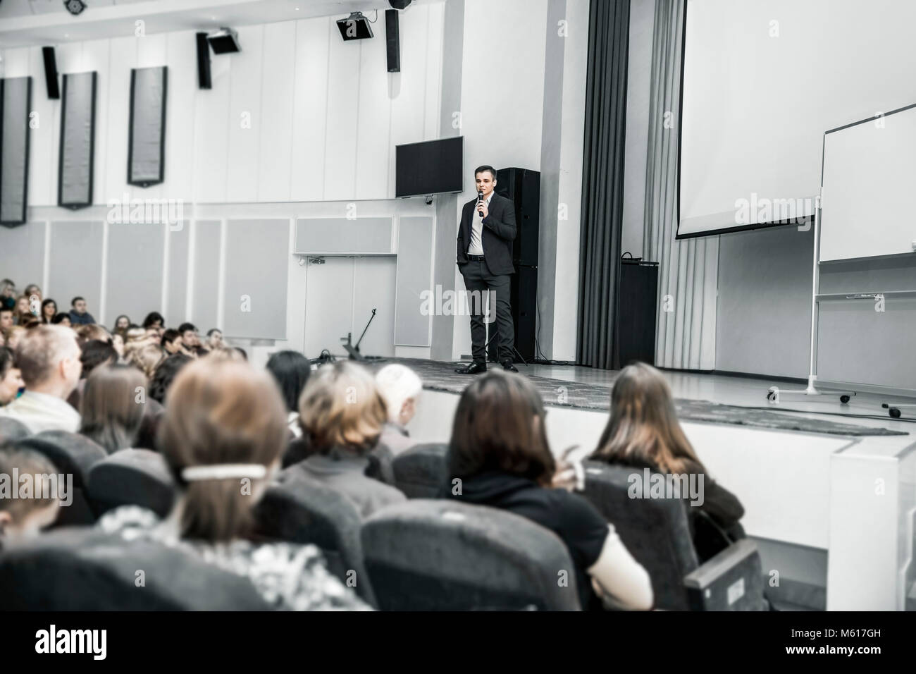 Lautsprecher spricht auf einer Konferenz vor Unternehmern und Journalisten Stockfoto