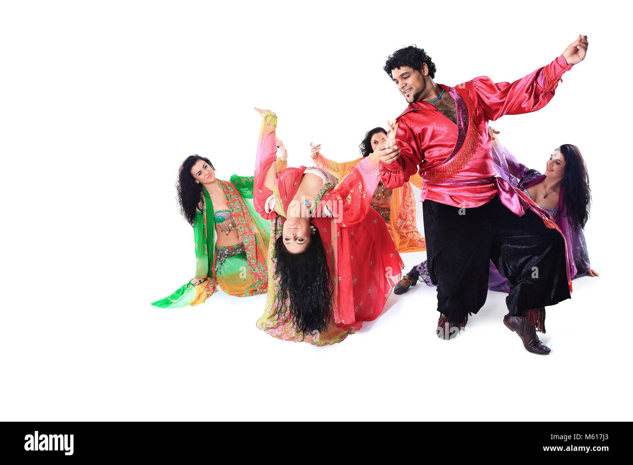 Professionelle Tanzgruppe der Zigeuner, die in traditioneller Kleidung führt Volkstanz Stockfoto