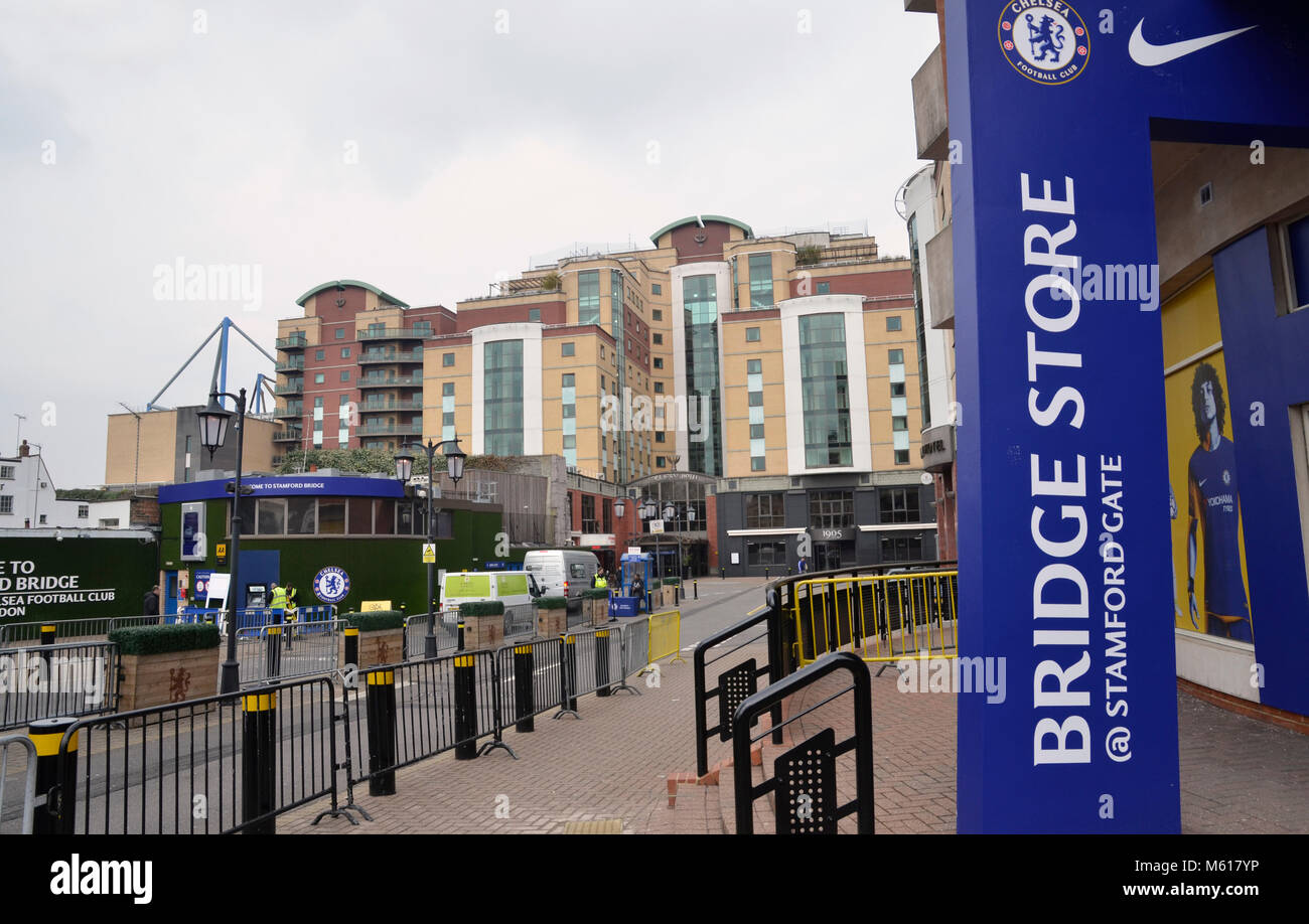 Signage im Stamford Bridge Stadion in West London, der Heimat des Chelsea Football Club in der englischen Premier League Willkommen Stockfoto