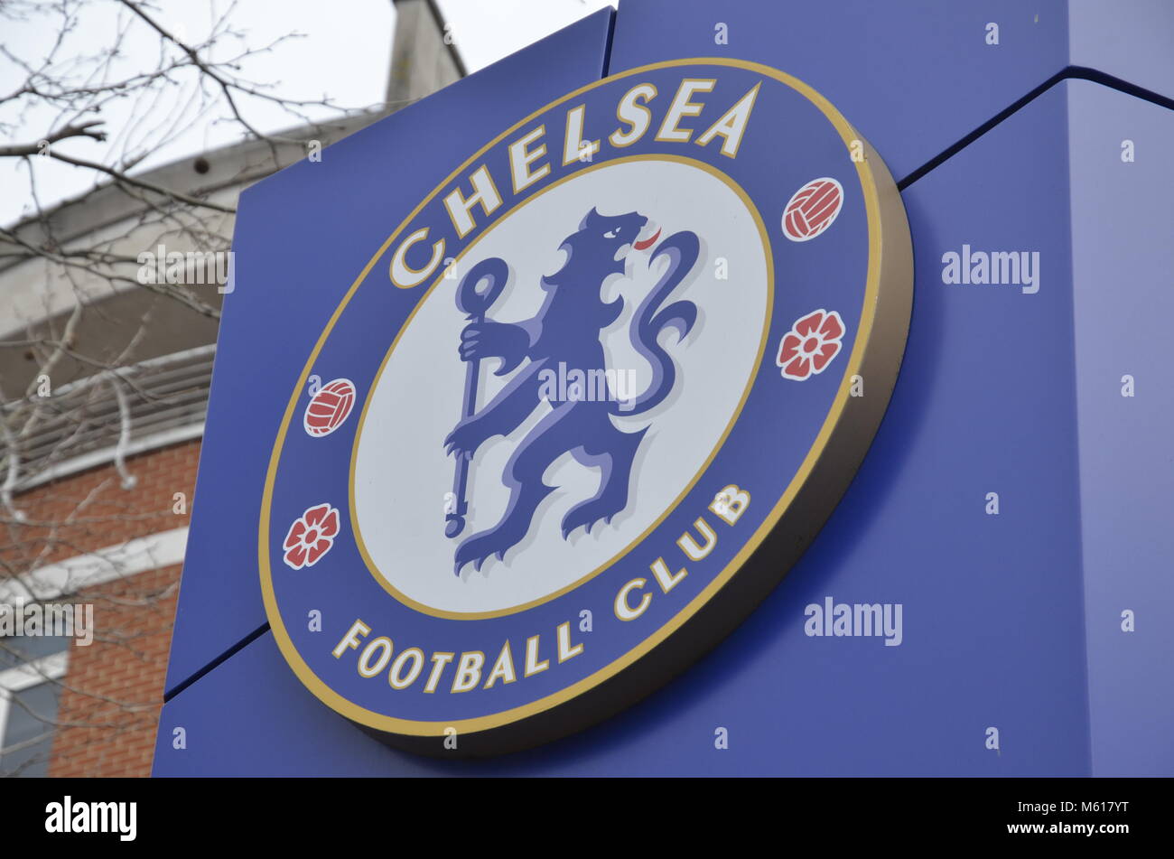 Signage im Stamford Bridge Stadion in West London, der Heimat des Chelsea Football Club in der englischen Premier League Willkommen Stockfoto