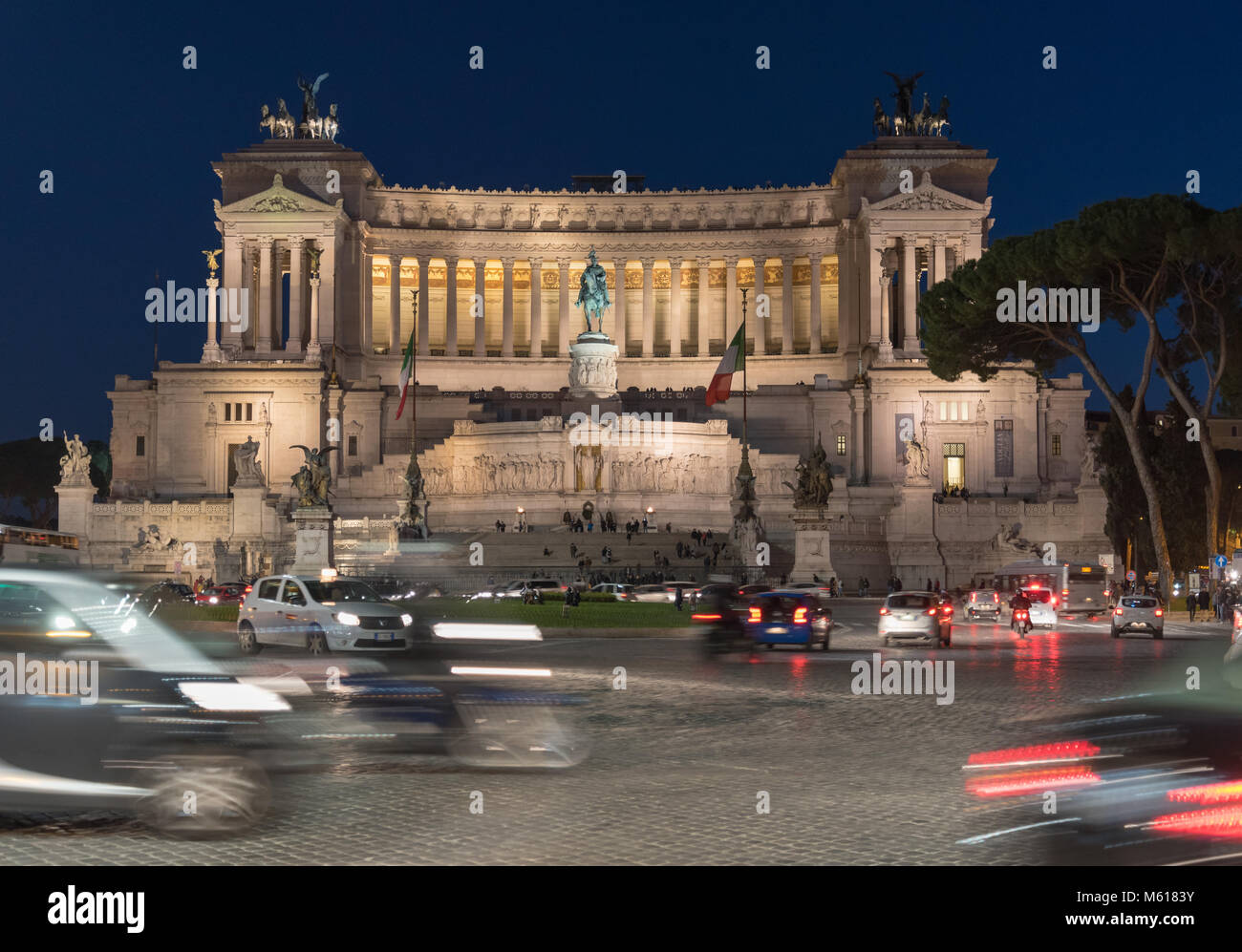 Viel Verkehr in Rom auf der Piazza Venezia Stockfoto