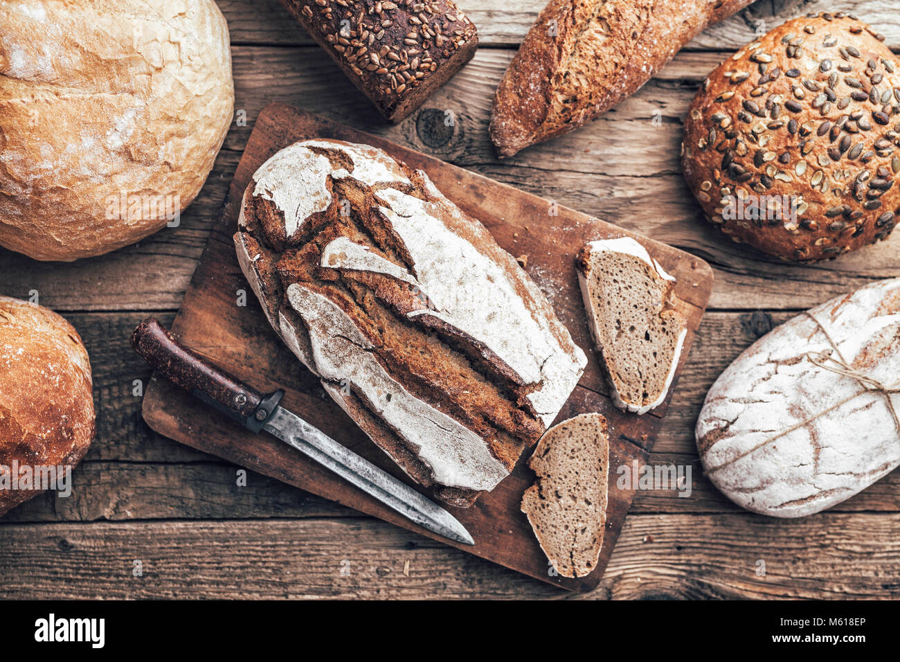 Lecker, frisch gebackenes Brot auf hölzernen Hintergrund Stockfoto