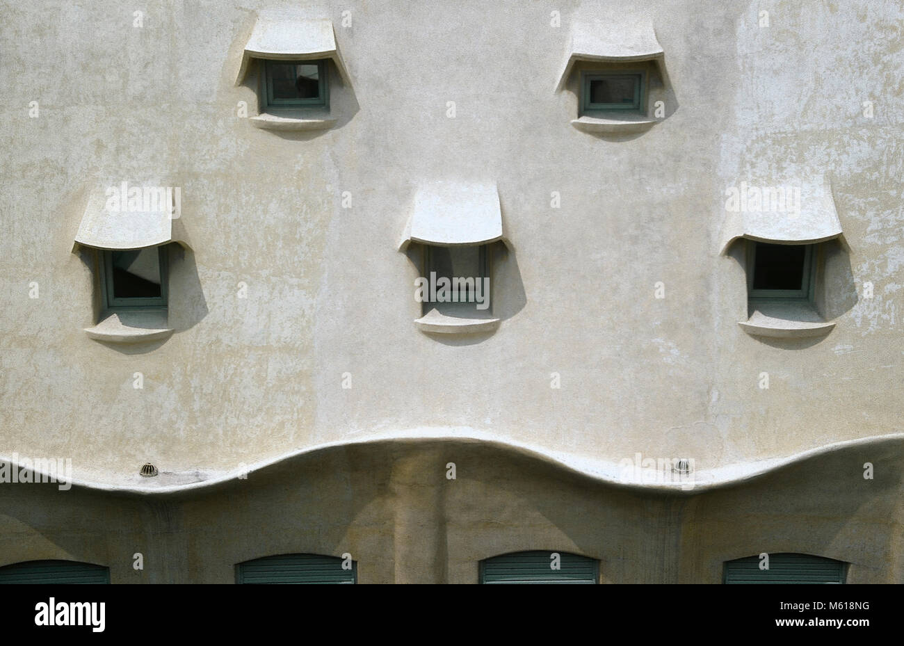 Spanien, Barcelona. Casa Mila oder La Pedrera. Modernistischen Gebäude von Antonio Gaudi, 1906-1912. Apartment Windows. Stockfoto