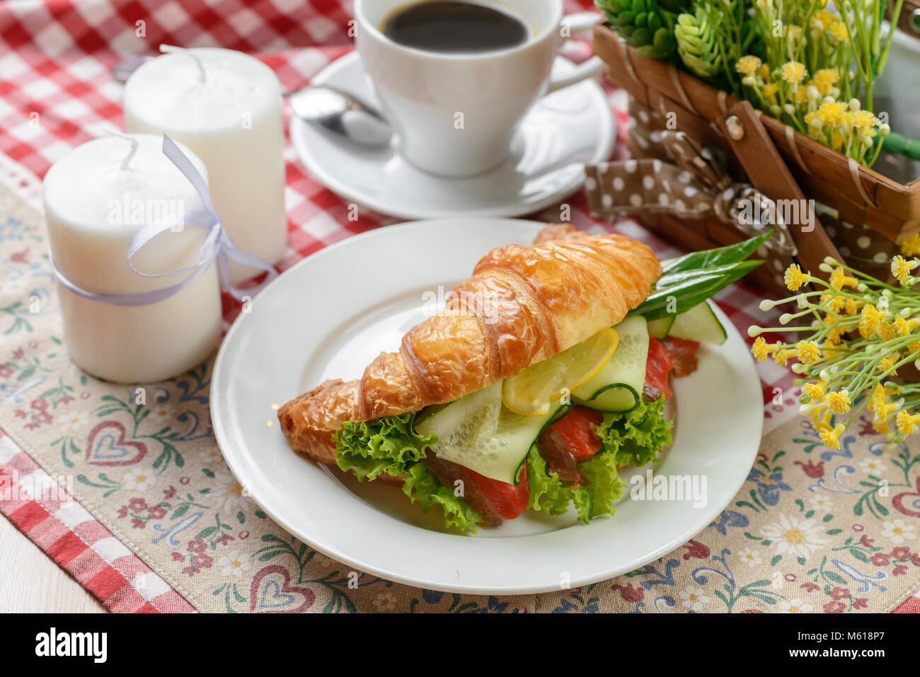 Croissant mit roten Fischen Stockfoto