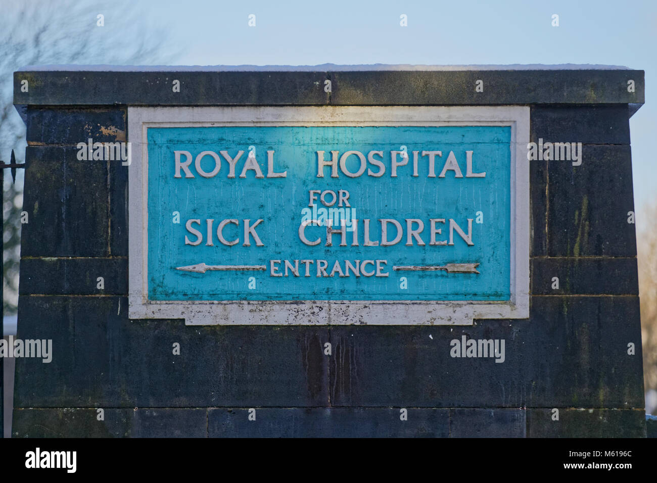 Alte Straßenschild dalnair Straße und alten Dumbarton Straße für die königlichen Krankenhaus für kranke Kinder, war ein NHS Schottland Krankenhaus in Yorkhill, Glasgow Stockfoto