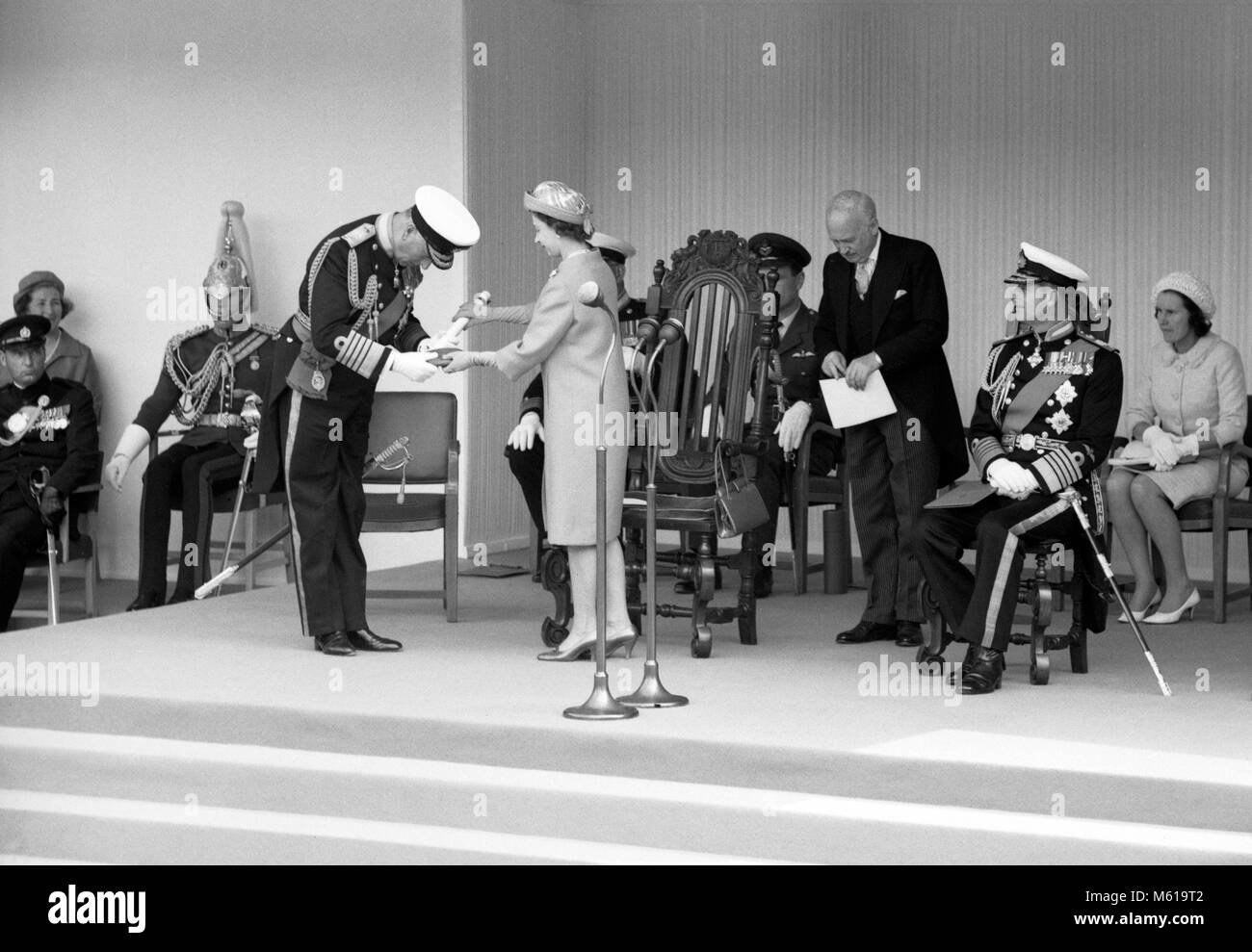 Admiral der Flotte Earl Mountbatten von Birma, wie er von Königin Elizabeth II. das Pergament Kopie der Blättern der Patentschriften, als sie ihn als Gouverneur, der Kapitän und die Verwalter der Insel Wight installiert erhält. Die Zeremonie fand auf Carisbrooke Castle auf der Insel. Stockfoto