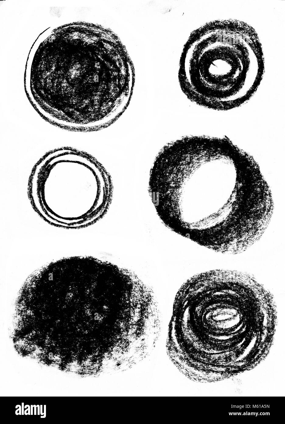Black wax crayon Anschläge auf Weiß isoliert. Hand Pastellkreide Kreis streifen Hintergrund gezeichnet. kids Hand Malerei Textur design Element. Stockfoto