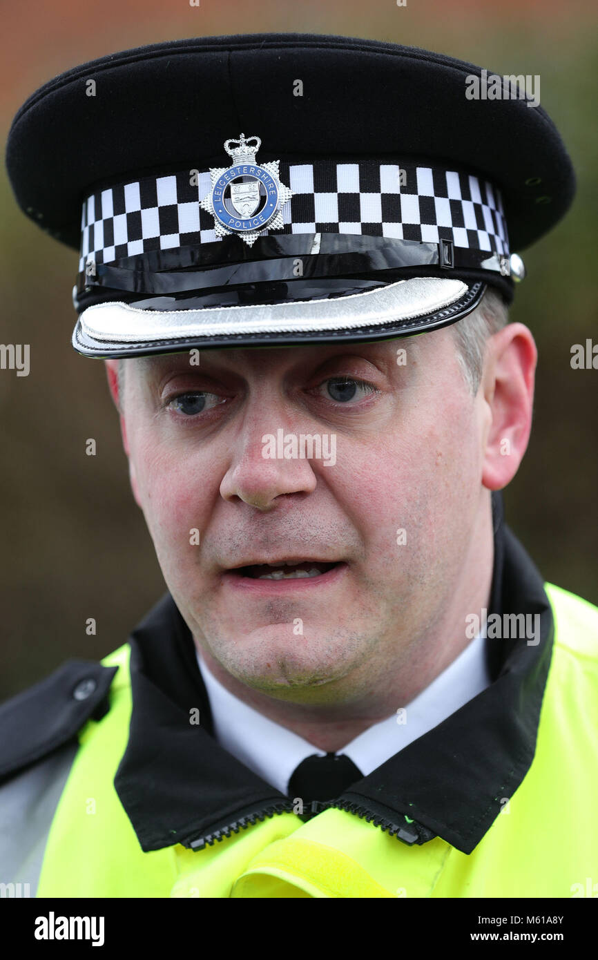 Leicester Polizeihauptkommissar Shane O'Neill spricht zu den Medien an der Szene auf Hinckley Road in Leicester, wo die Polizei fünf Opfer der Explosion benannt haben. Stockfoto