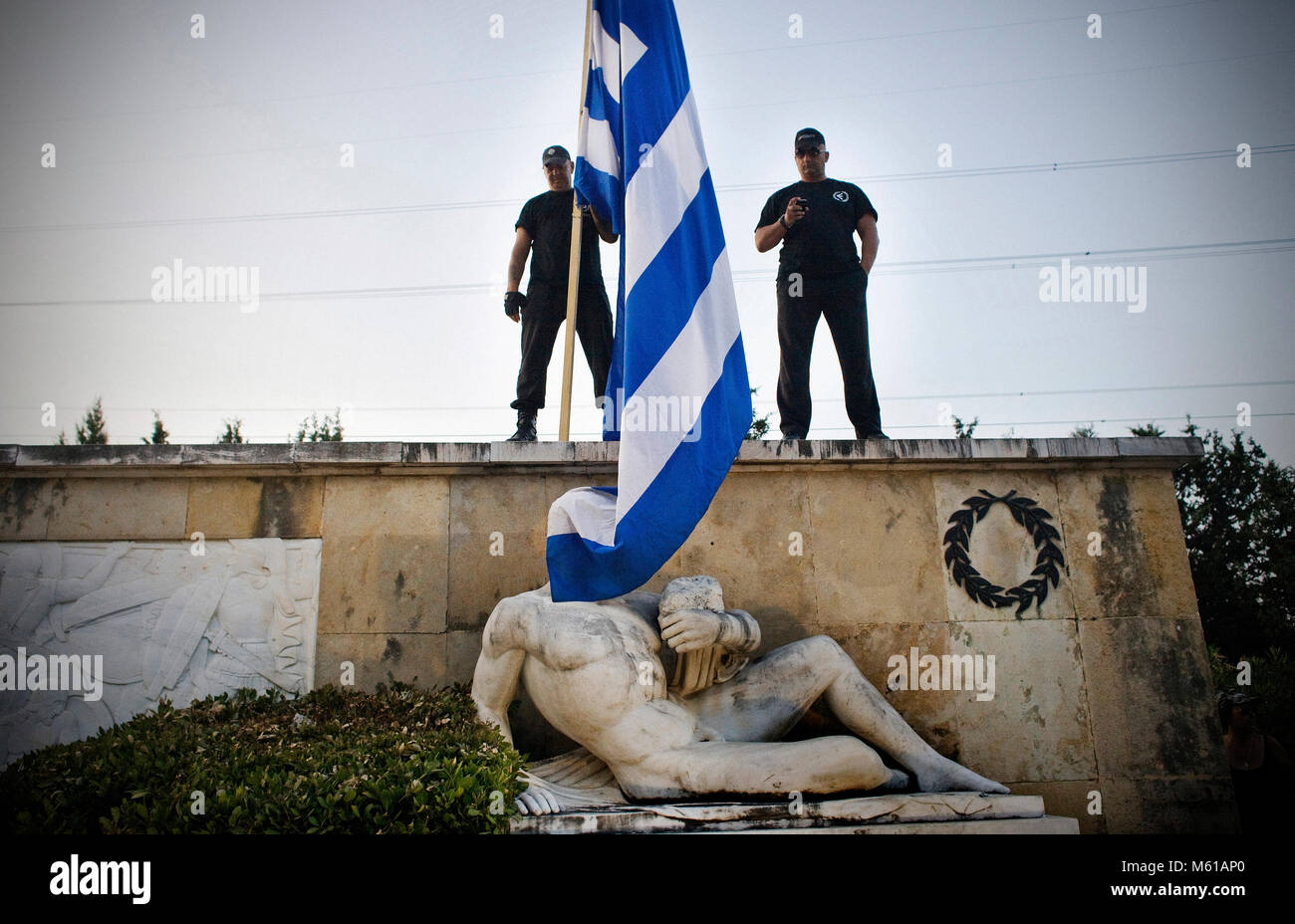 Griechenland: Golden Dawn - 25/08/2012 - Griechenland/Thermopylae - Die griechischen ultran-nationalistischen Partei Golden Dawn sammelte an Thermopylae, versammeln um eine Statue von König Leonidas of Sparta, dessen Krieger den enormen Invasionsarmee des persischen Königs der Könige Xerxes im Jahr 480 B.C stand, am 12.08.25, 2012 Nach jüngsten Umfragen, Golden Dawn ist nun die dritte Populärste politische Teil in Griechenland, die ihre Stärke aus einer virulent Anti-immigrant Platform. - Stefania Mizara/Le Pictorium Stockfoto
