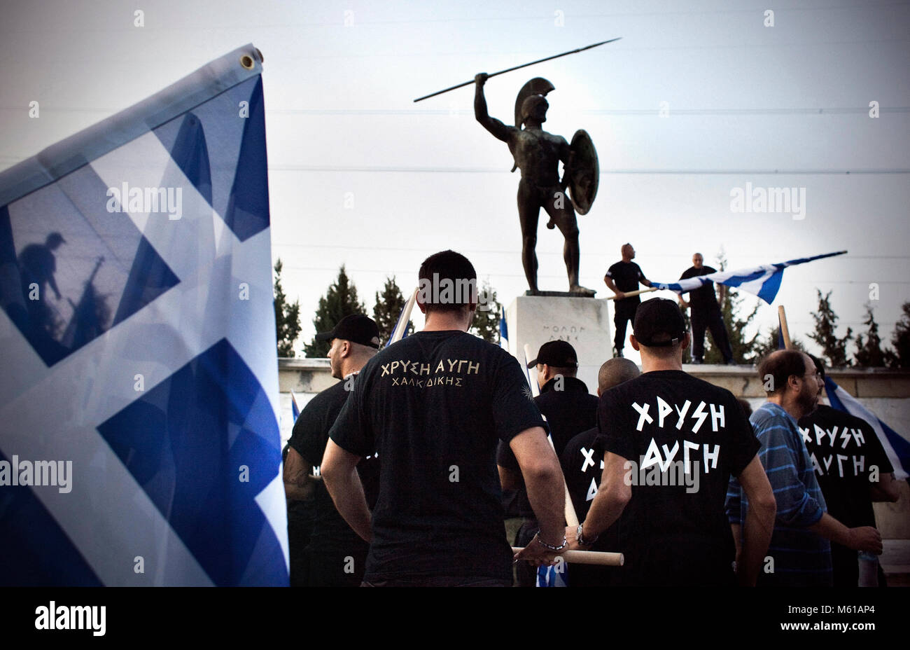 Griechenland: Golden Dawn - 25/08/2012 - Griechenland/Thermopylae - Die griechischen ultran-nationalistischen Partei Golden Dawn sammelte an Thermopylae, versammeln um eine Statue von König Leonidas of Sparta, dessen Krieger den enormen Invasionsarmee des persischen Königs der Könige Xerxes im Jahr 480 B.C stand, am 12.08.25, 2012 Nach jüngsten Umfragen, Golden Dawn ist nun die dritte Populärste politische Teil in Griechenland, die ihre Stärke aus einer virulent Anti-immigrant Platform. - Stefania Mizara/Le Pictorium Stockfoto