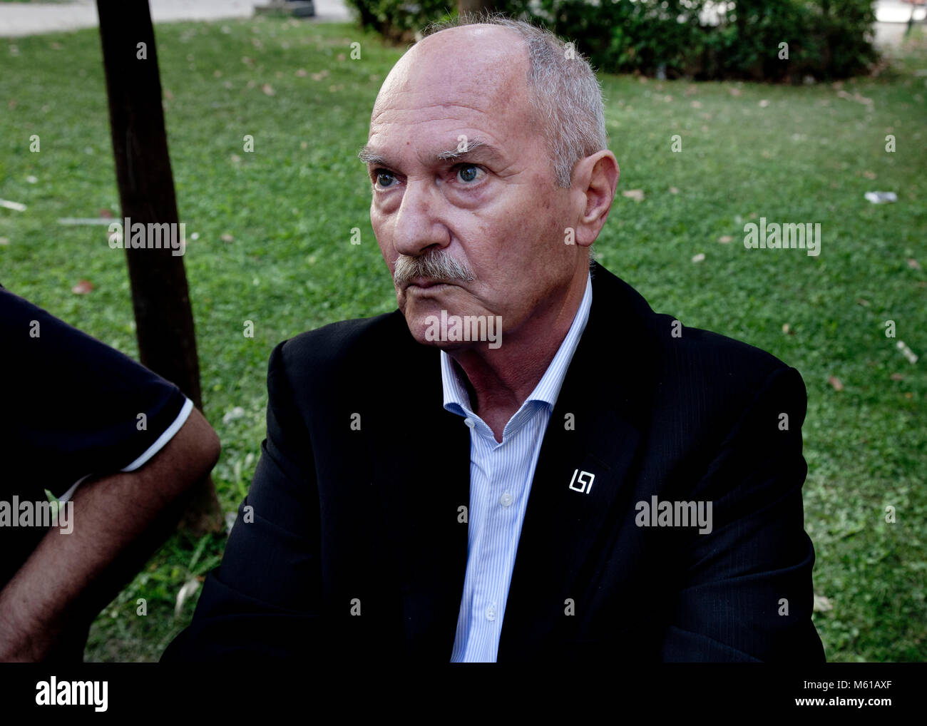 Athen: Pro-Golden Dawn Demonstranten - 02/10/2013 - Griechenland/Athen - Der Golden Dawn MP von Patras, Michalis Arvanitis vor dem courthhouse in Evelpidon, am 2. Oktober 2013 als vier MP's aus Griechenland ganz rechts Partei für die Zugehörigkeit zu einer kriminellen Vereinigung angeklagt wurden, eine gerichtliche Quelle sagte. MP Yiannis Lagos war in pre-trial Detention, aber die restlichen drei-Sprecher Ilias Kasidiaris, Nikos Michos und Ilias Panagiotaros wurden bedingt freigegeben. - Stefania Mizara/Le Pictorium Stockfoto