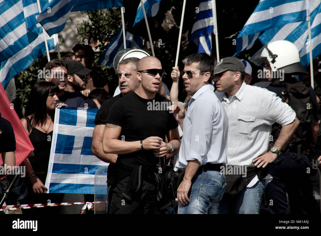 Athen: Pro-Golden Dawn Demonstranten - 02/10/2013 - Griechenland/Athen - Golden Dawn Unterstützer außerhalb einer Athener Gerichtshof am 2. Oktober 2013 sammeln, in der ersten Zeile Stathis Boukouras (2. von rechts), MP der Goldenen Dämmerung in Korinth. Vier MP's aus Griechenland ganz rechts Partei Golden Dawn am Mittwoch für die Zugehörigkeit zu einer kriminellen Vereinigung angeklagt wurden, eine gerichtliche Quelle sagte. MP Yiannis Lagos war in pre-trial Detention, aber die restlichen drei-Sprecher Ilias Kasidiaris, Nikos Michos und Ilias Panagiotaros wurden bedingt freigegeben. - Stefania Mizara/Le Pictorium Stockfoto