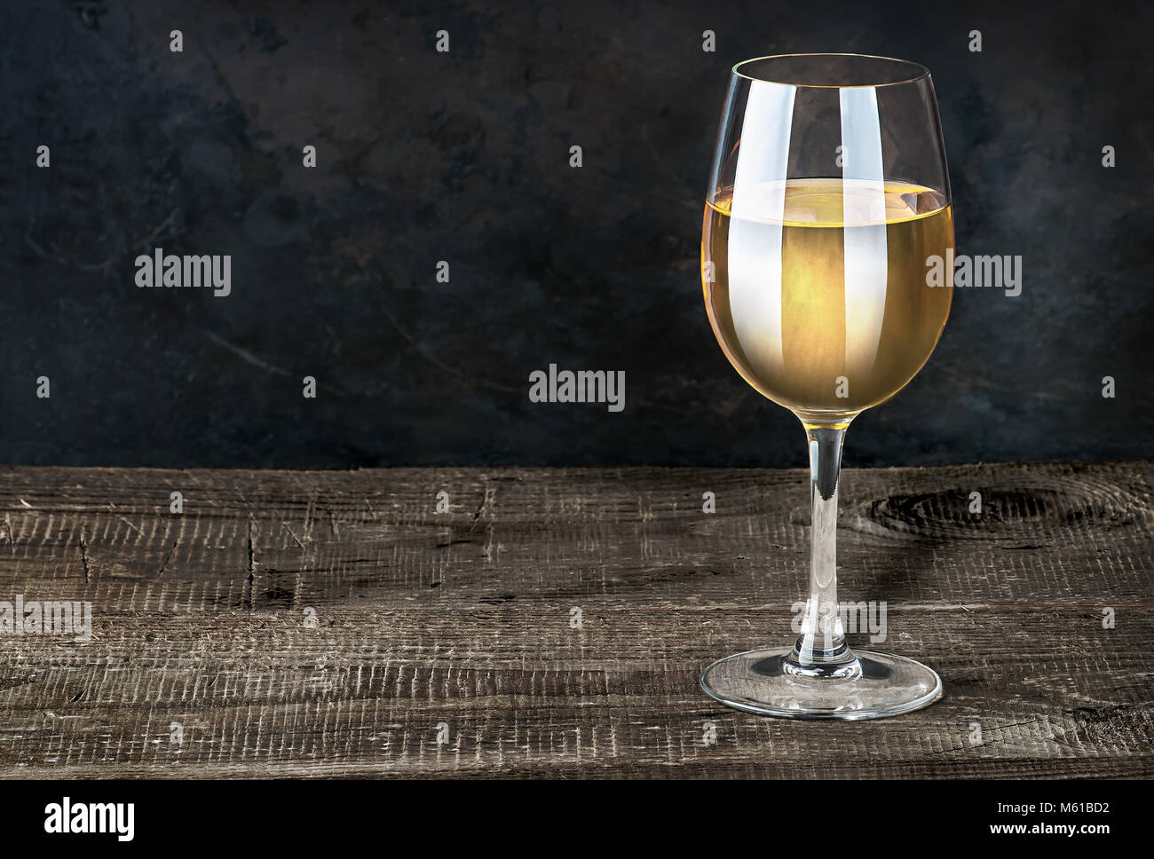 Glas Weißwein auf einem Holztisch Stockfoto