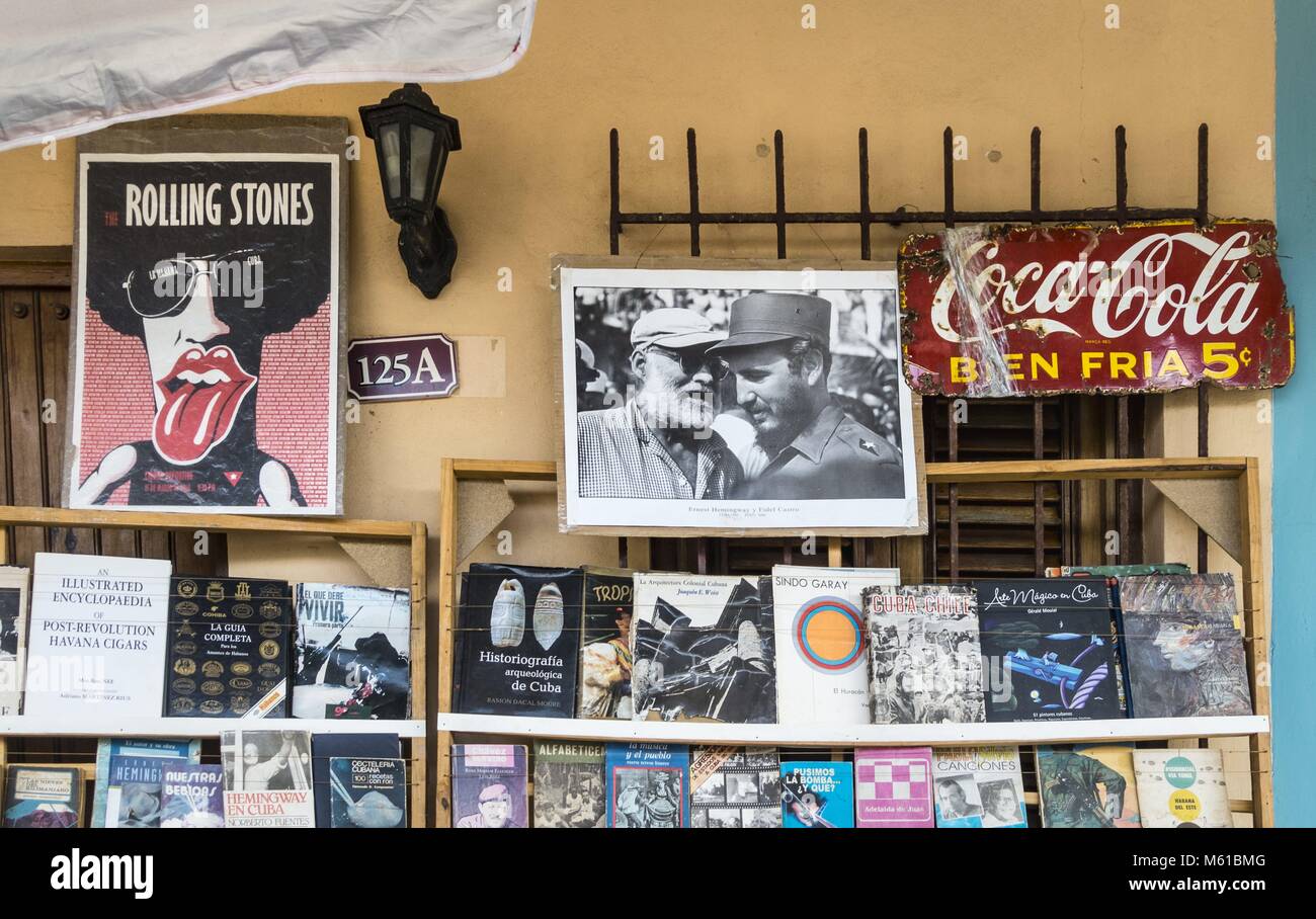 Eine Zusammenstellung nicht ungewöhnlich für Kuba ist im Buch und Souvenir shop von Cojimar gefunden werden: die Rolling Stones und Coca Cola Flanke ein Foto zeigt, dass Ernest Hemingway mit Fidel Castro. (17. November 2017) | Verwendung weltweit Stockfoto