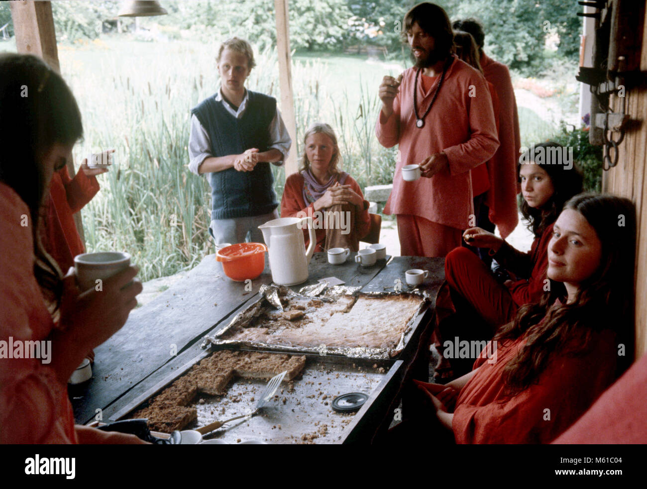 Sannyasins, Anhänger des indischen Gurus Bhagwan Shree Rajneesh Bhagwan, in der Mitte in Margarethenried, Hallertau, Deutschland im August 1981. | Verwendung weltweit Stockfoto