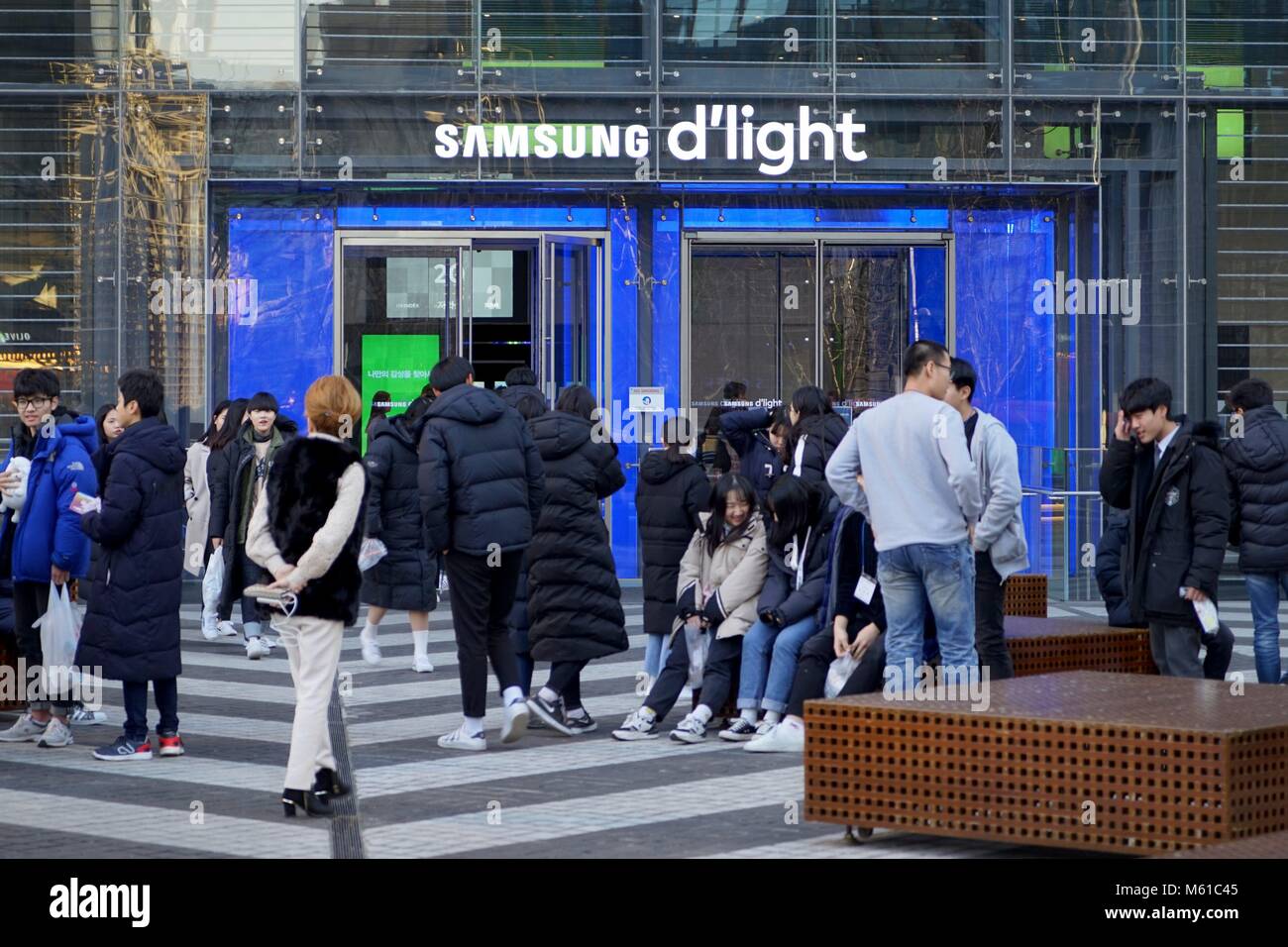 Südkorea: Eingang von Samsung Hauptsitz im Stadtteil von Seoul Gangnam. Foto vom 27. Dezember 2017. | Verwendung weltweit Stockfoto