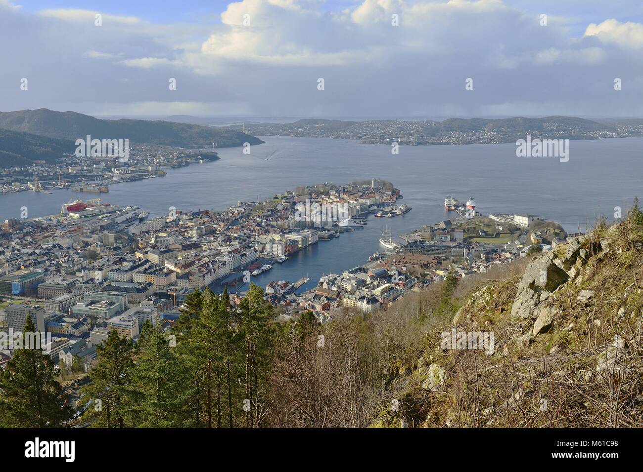 Felsigen und bewaldeten Hang des Fløyen und die Aussicht über die Stadt Bergen mit Buchten und Inseln, 1 März 2017 | Verwendung weltweit Stockfoto