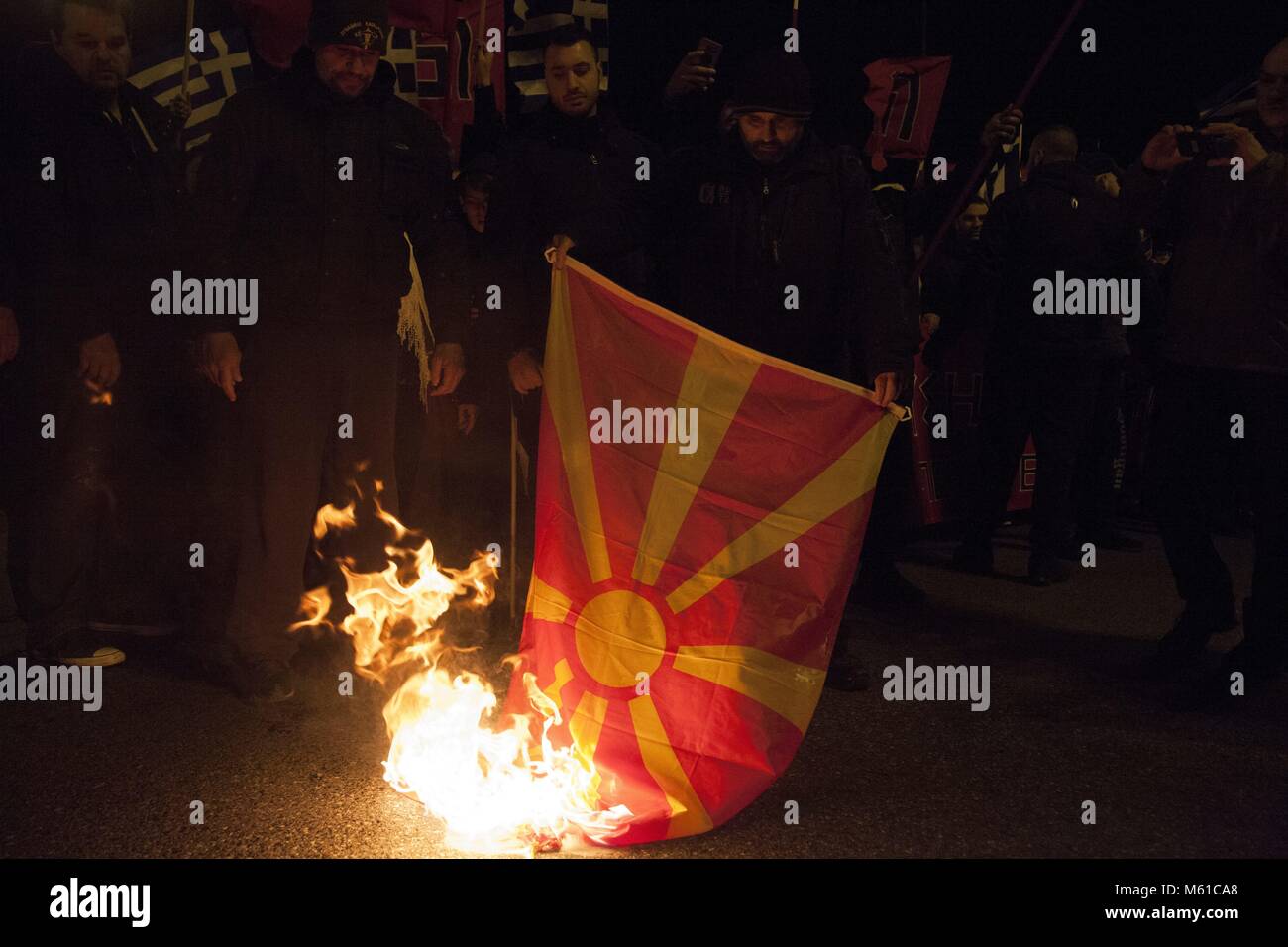 Anhänger der Griechischen Chrysi Avgi (Golden Dawn), rechtsextremen nationalistischen Partei, brennen Flagge der EHEMALIGEN JUGOSLAWISCHEN REPUBLIK MAZEDONIEN während der Rallye in Athen. 03.02.2018 | Verwendung weltweit Stockfoto