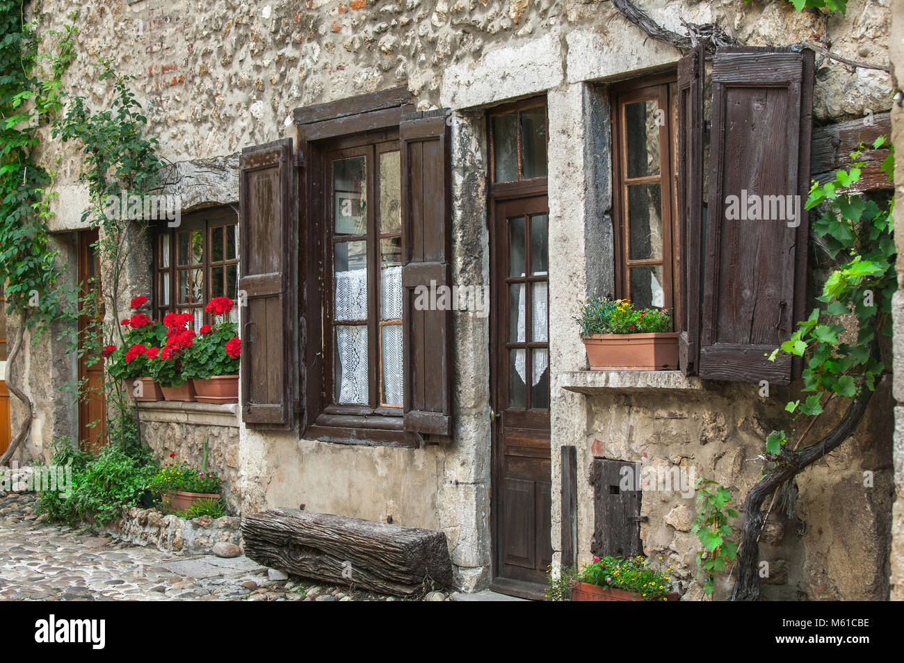 Windows, Pérouges, Frankreich Stockfoto