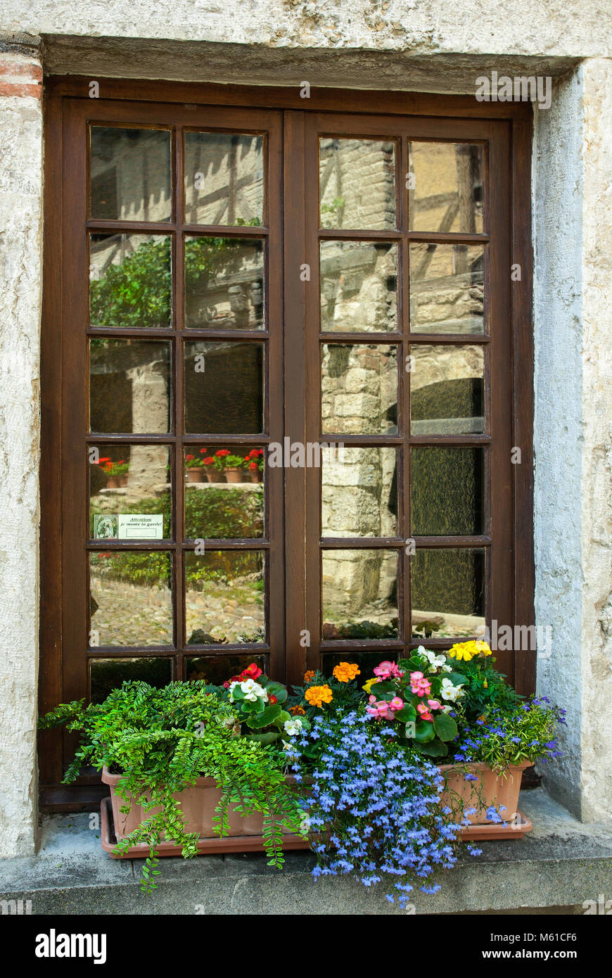 Fenster mit den Blumentöpfen Pérouges, Frankreich Stockfoto