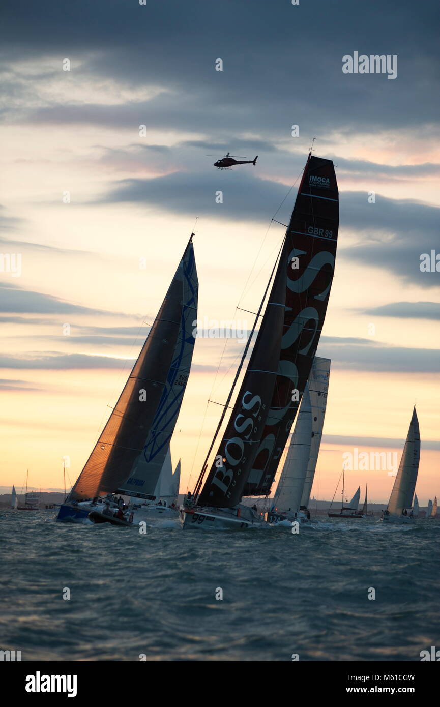 Alex Thomsons Open 60 Rennyacht Hugo Boss (rechts) zu Beginn des Round the Island Race 2013 auf dem Solent, Großbritannien. Stockfoto