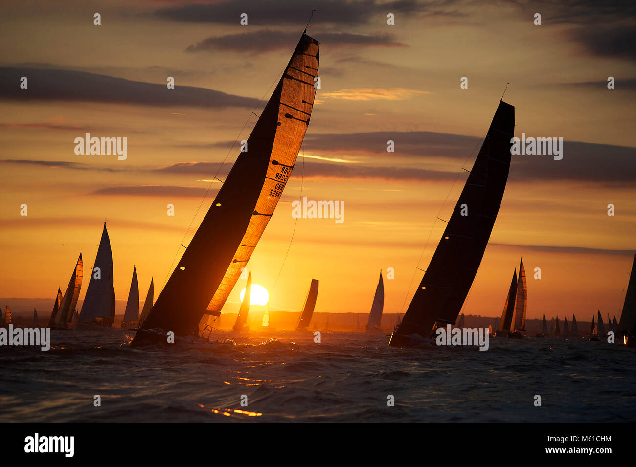 Pace & 5 West zu Beginn des Round the Island Race 2013. Pace ist TP52 IRC Division 0. 5 West ist ein TP52 im Besitz von Sir Keith Mills, dem Gewinner des Gold Roman Stockfoto