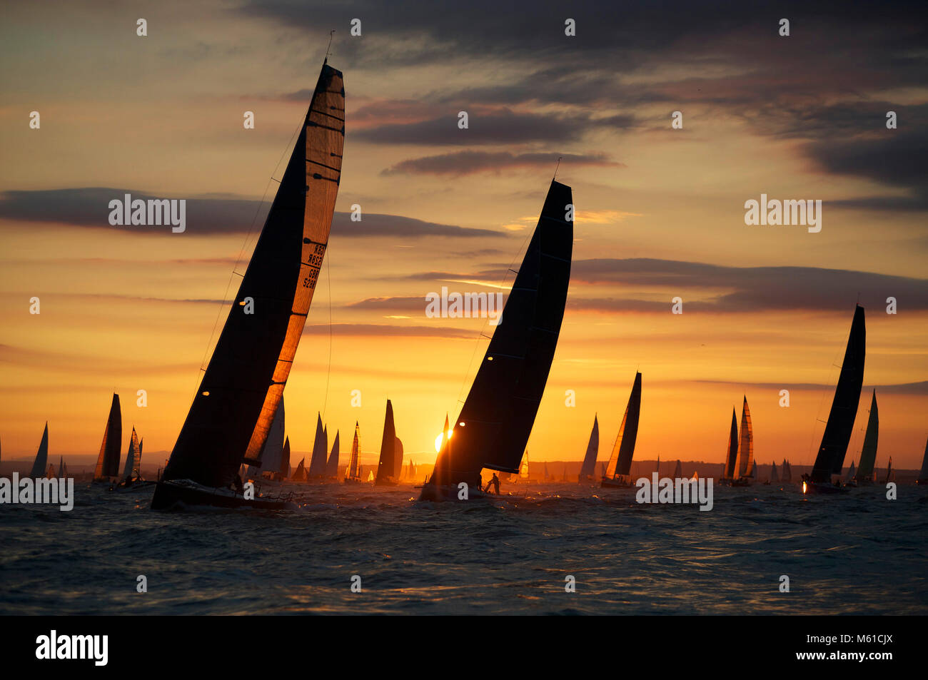 Pace & 5 West zu Beginn des Round the Island Race 2013. Pace ist TP52 IRC Division 0. 5 West ist ein TP52 im Besitz von Sir Keith Mills, dem Gewinner des Gold Roman Stockfoto