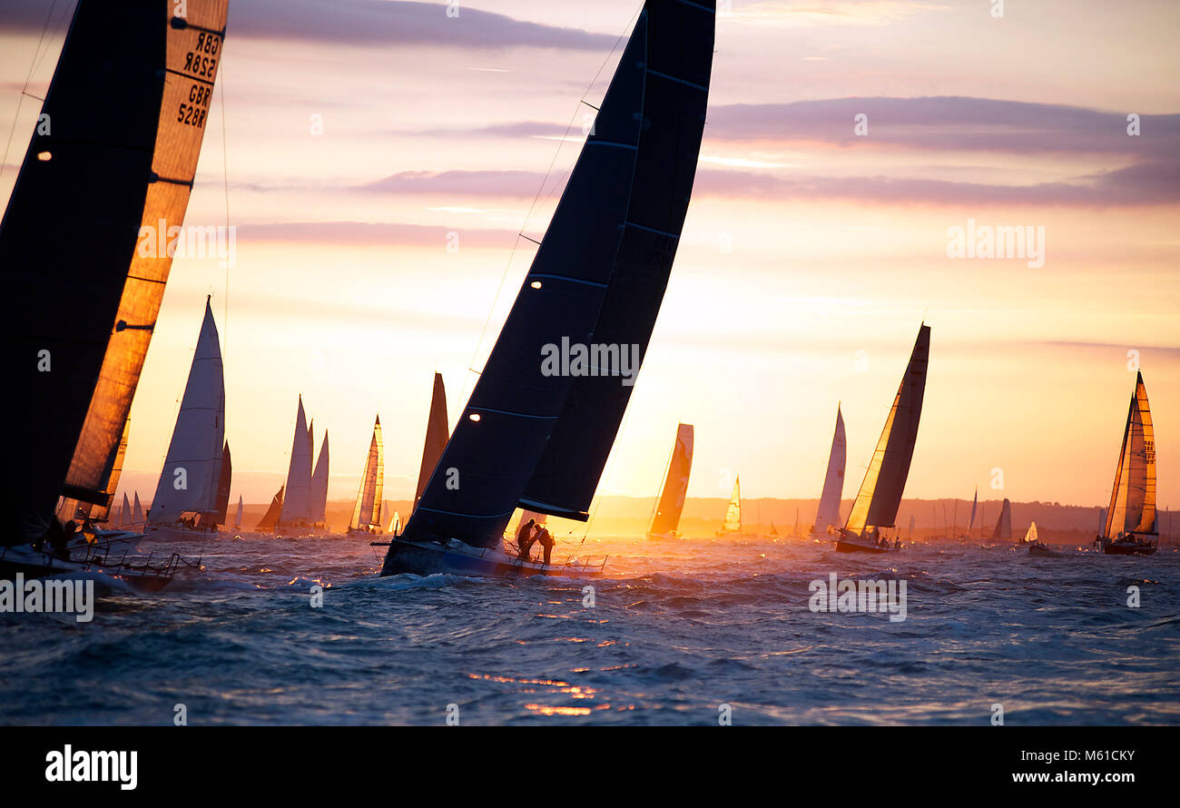 5 West zu Beginn des Round the Island Race 2013. Der TP52 von Sir Keith Mills gewann den Gold Roman Bowl für den ersten IRC. Stockfoto