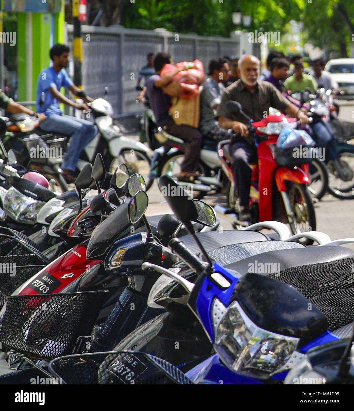 Motorräder und Mopeds sind das wichtigste Transportmittel in den engen Gassen der Männlichen. (26. Januar 2014) | Verwendung weltweit Stockfoto