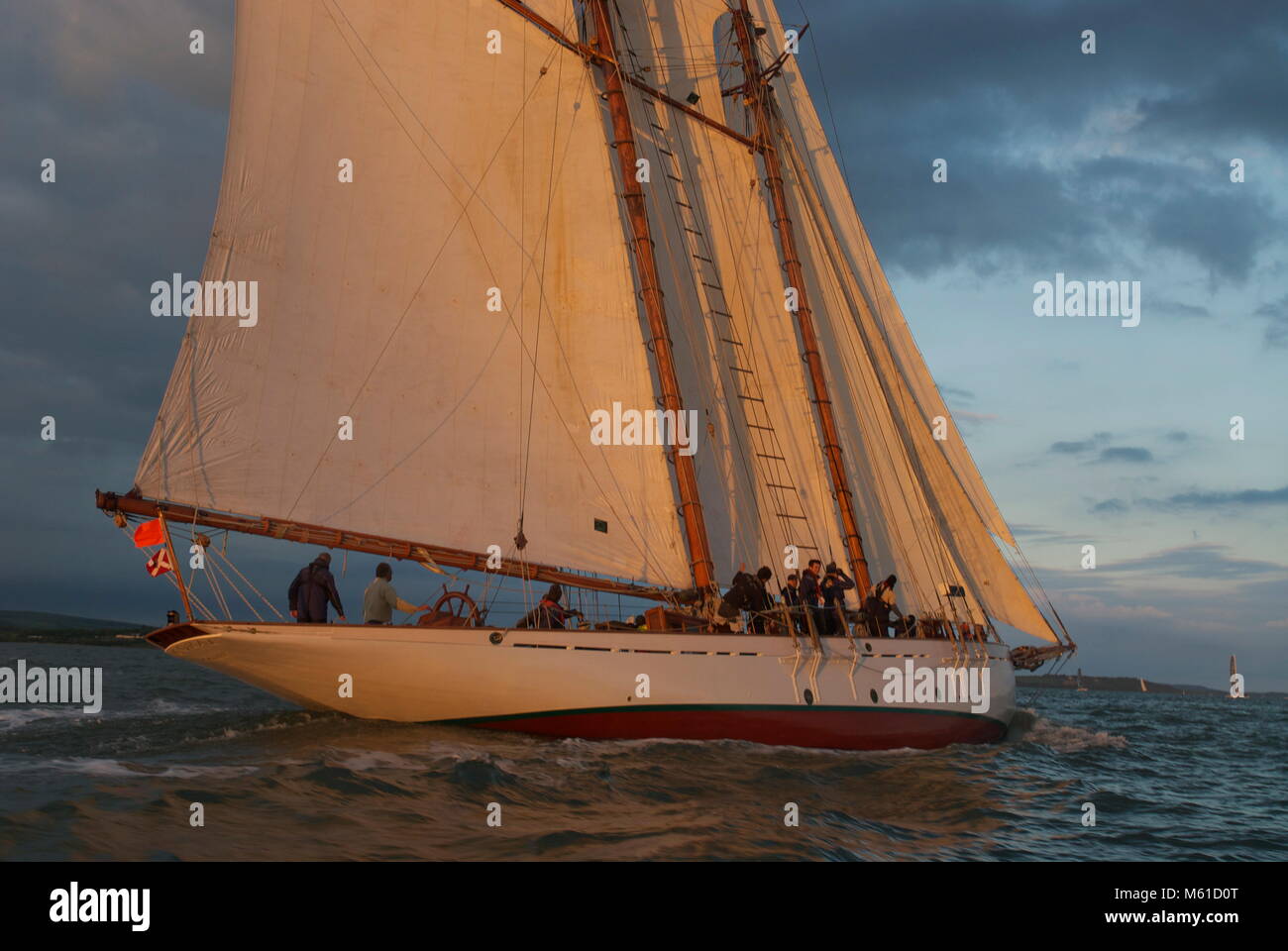 Coral of Cowes zu Beginn des Round the Island Race 2013. Coral ist ein von Fred Shepherd entworfener und von White Brothers of Southampton gebauter Schoner aus dem Jahr 1902. Stockfoto