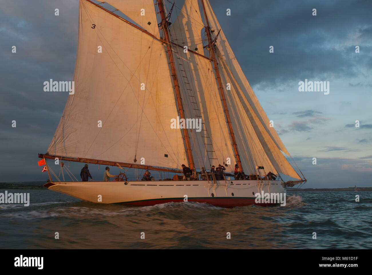 Coral of Cowes zu Beginn des Round the Island Race 2013. Coral ist ein von Fred Shepherd entworfener und von White Brothers of Southampton gebauter Schoner aus dem Jahr 1902. Stockfoto
