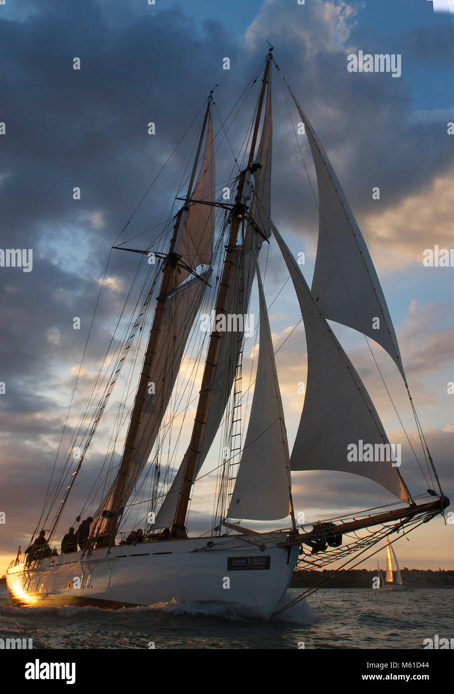 Coral of Cowes zu Beginn des Round the Island Race 2013. Coral ist ein von Fred Shepherd entworfener und von White Brothers of Southampton gebauter Schoner aus dem Jahr 1902. Stockfoto