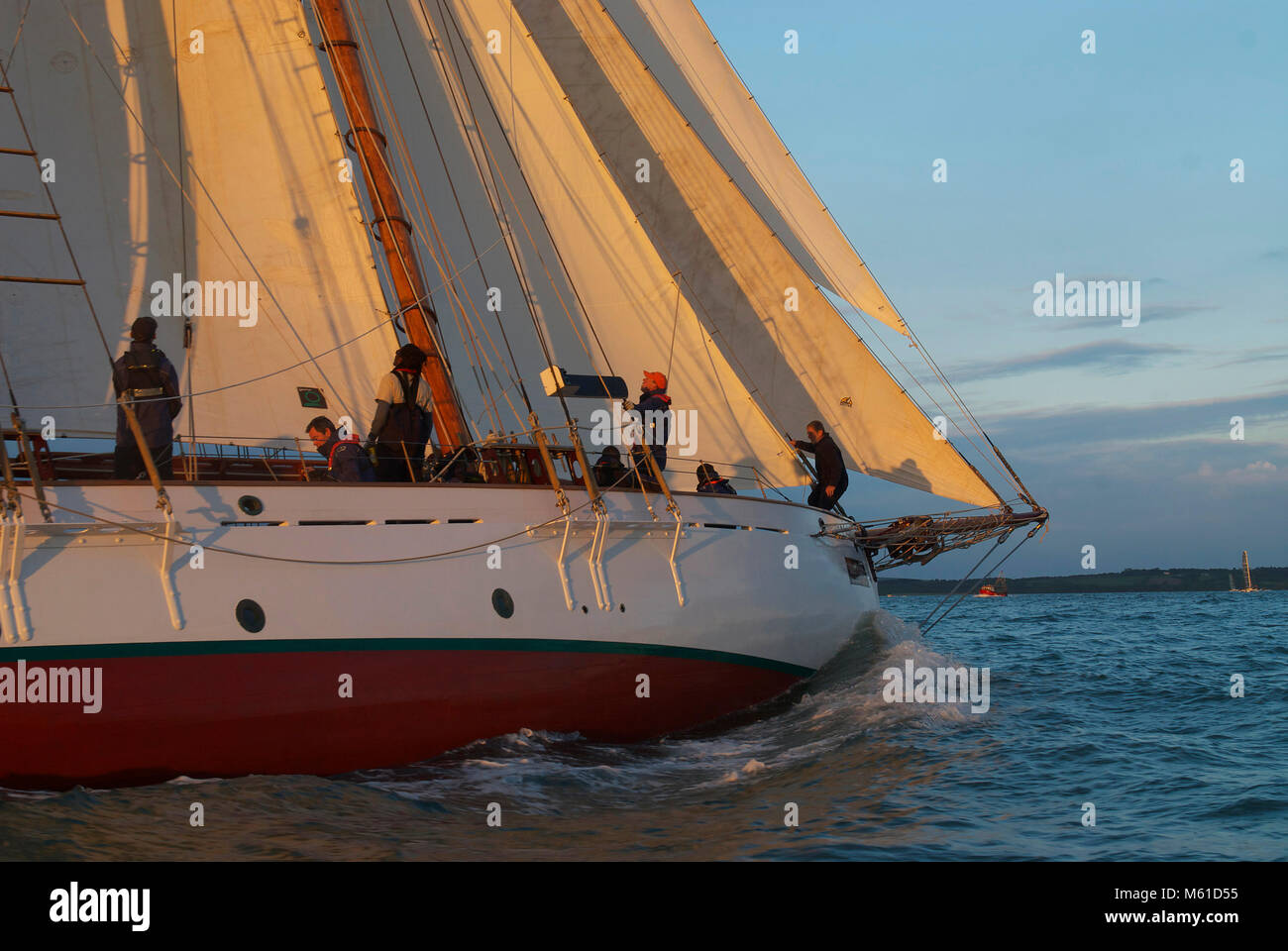 Coral of Cowes zu Beginn des Round the Island Race 2013. Coral ist ein von Fred Shepherd entworfener und von White Brothers of Southampton gebauter Schoner aus dem Jahr 1902. Stockfoto