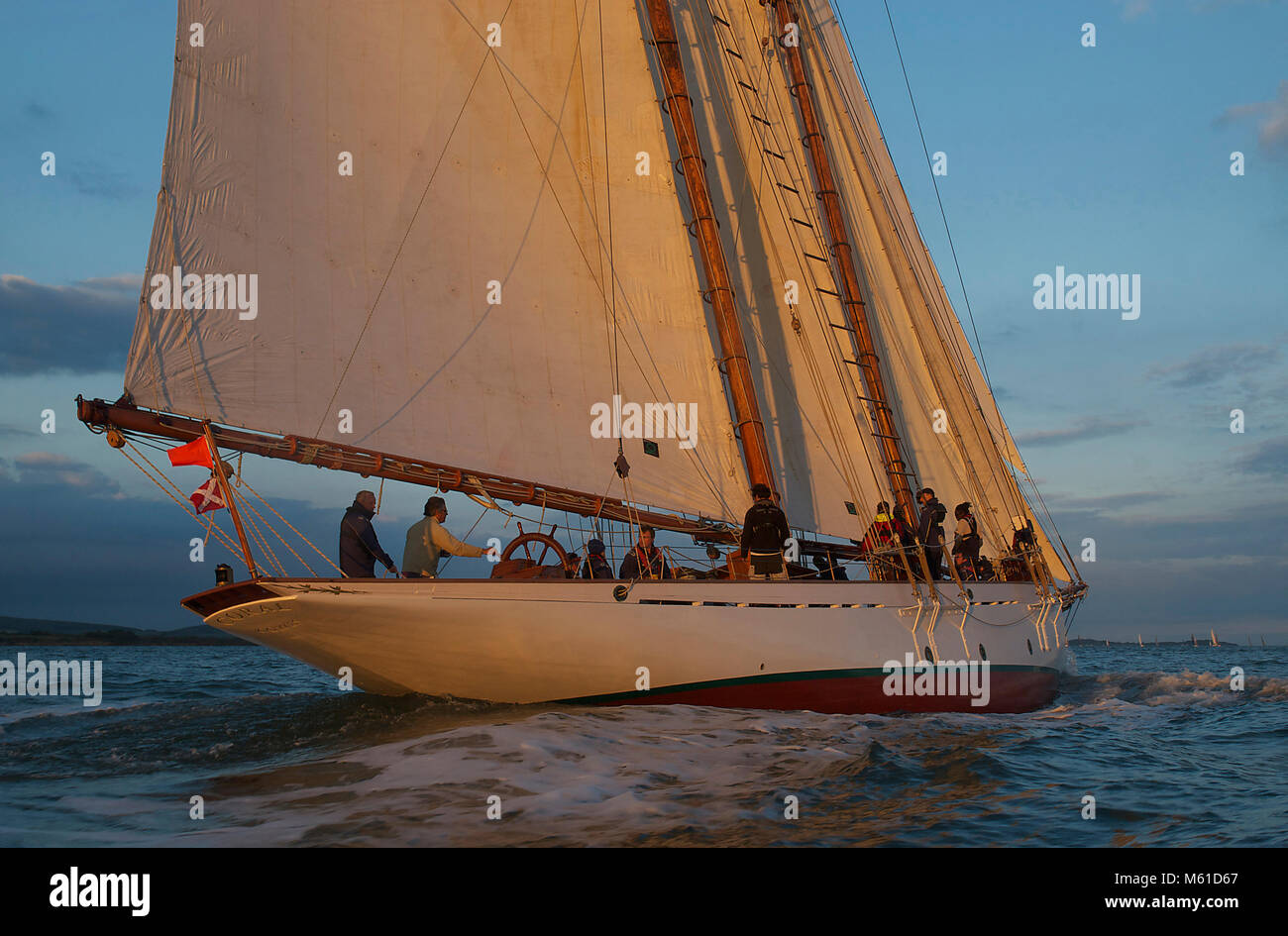 Coral of Cowes zu Beginn des Round the Island Race 2013. Coral ist ein von Fred Shepherd entworfener und von White Brothers of Southampton gebauter Schoner aus dem Jahr 1902. Stockfoto