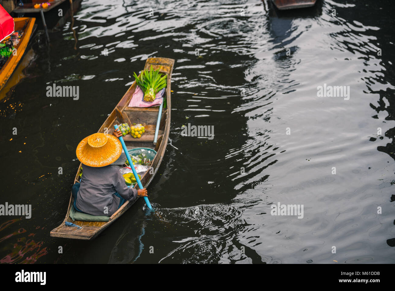 Obst Händler Paddel Ruderboot in der ehemaligen Mal schwimmenden Markt in Thailand. Stockfoto