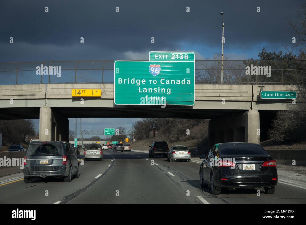Autos fahren auf der Interstate 96 am 14.01.2018 in Detroit, Michigan (USA) in der Nähe der Grenze zu Kanada. | Verwendung weltweit Stockfoto